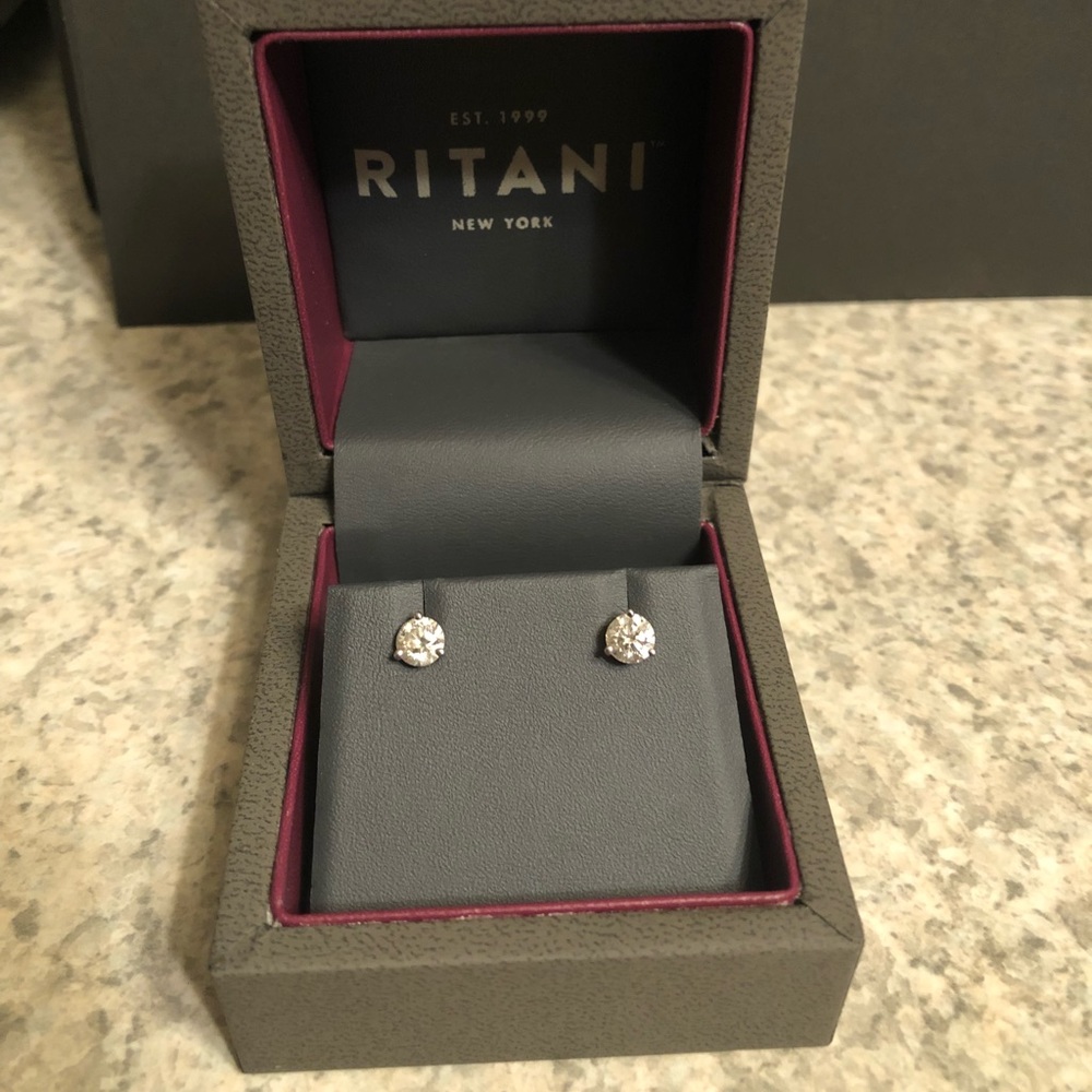 Trade!👜 1 carat diamond earrings 14kt white gold.